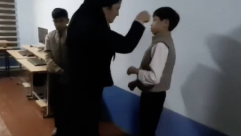 Желіде мектеп директорының оқушыларды ұрып жатқан видеосы тарады