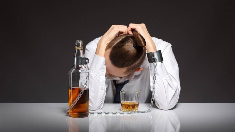 "Сахнаға ішімдік ішіп шыққан жастарды абақтыға жабу керек!" - қоғам жанашыры