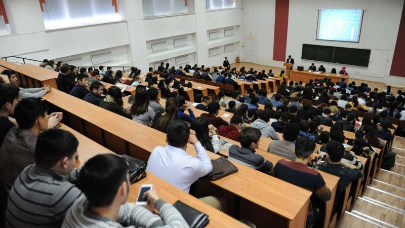 Студенттерге ақша төлеп, референдумда бақылаушы болуға үгіттеп жатыр