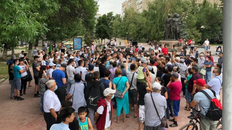 Оралда вакцинацияға қарсы наразылық білдірушілер алаңға шықты