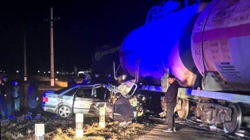 Ақмола облысында пойыз бен көлік соқтығысып, үш адам қаза тапты