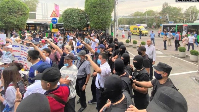 «Назарбаев кет!». Алматыда митингке жиналғандарды полиция қоршап алды