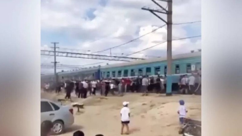 Атырауда жүріп бара жатқан пойызға “шабуыл” жасалған (видео)