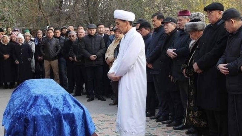 “Жаназа - қазақтардың екіжүзділігінің көрінісі” - желідегі видео талқыға түсті