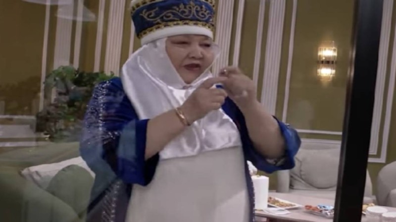 «Қарттар үйіне тапсыратын кемпір екен»: Аяқ киімімді келінім кигізеді деген ене елден сөз естіді (ВИДЕО)