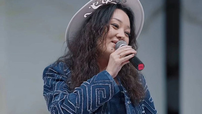 "Ерлі-зайыптылар бір-бірінен демалып тұруы керек": Мархаба Сәби трендке айналған әндерінің тарихын айтты