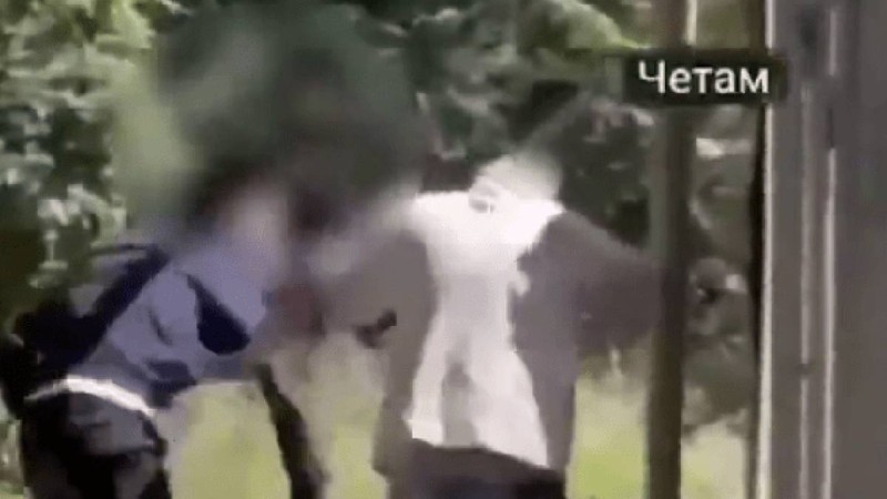 Алматыда жасөспірім егде адамды видео үшін соққыға жыққан