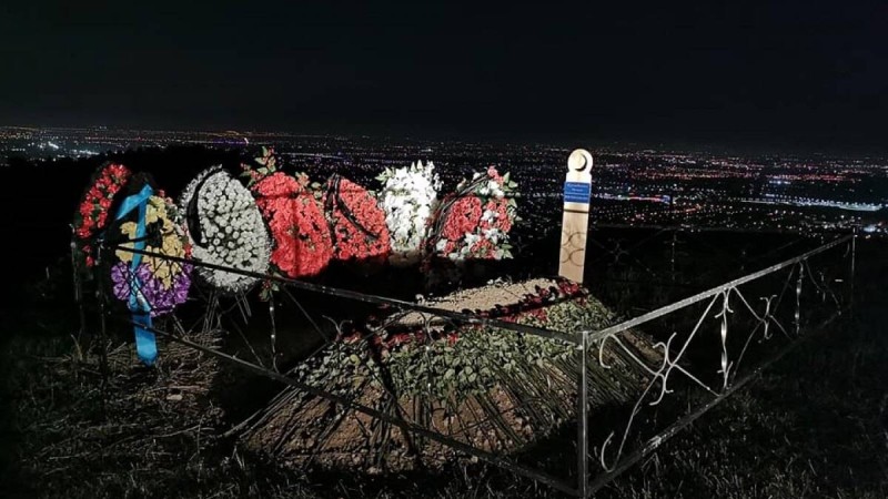 Жалпы зиратқа жатпайтын ол кім: Алматылықтар Құлыбаевтың анасы жерленген жерге наразы