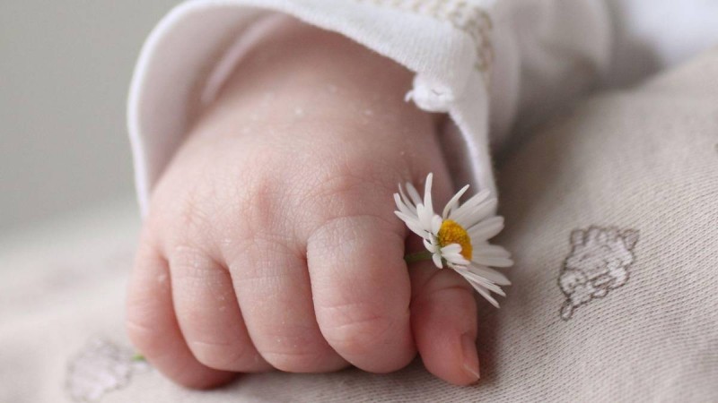 Өзбекстанда ер адам өзінің нәресте қызын сатуға шығарған