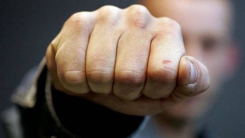 Шымкентте ер адам жұрттың көзінше әйелін соққыға жықты