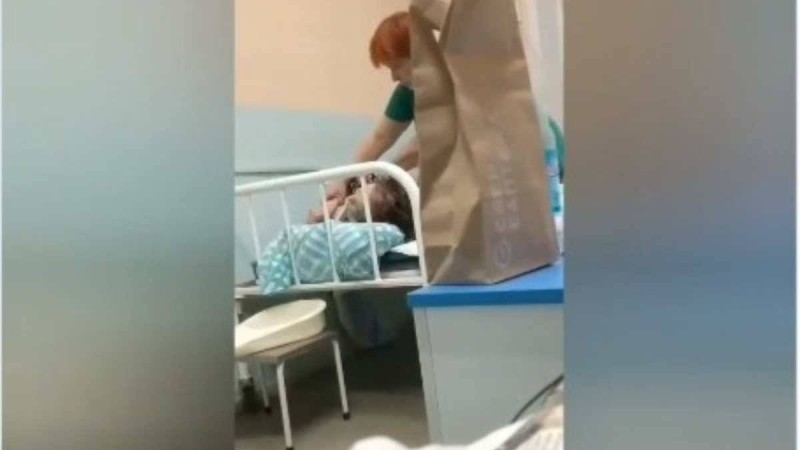 Медбикенің науқасты аяусыз ұрып жатқан сәті видеоға түсіп қалды