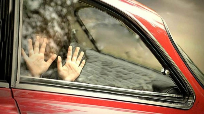 Байқаусызда көлік ішінде қалып қойған үш жасар бала ыстықтан көз жұмды