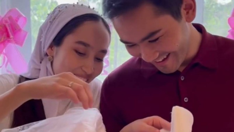 Қуандық Рахым келіншегі мен қызын перзентханадан шығарып алды (ВИДЕО)