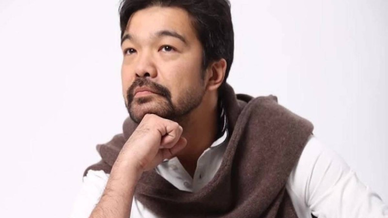 "4 жасынан белдікпен сабайтынмын": Актер Азиз Бейшеналиев өгей баласына жақсы әке бола алмағанын айтты