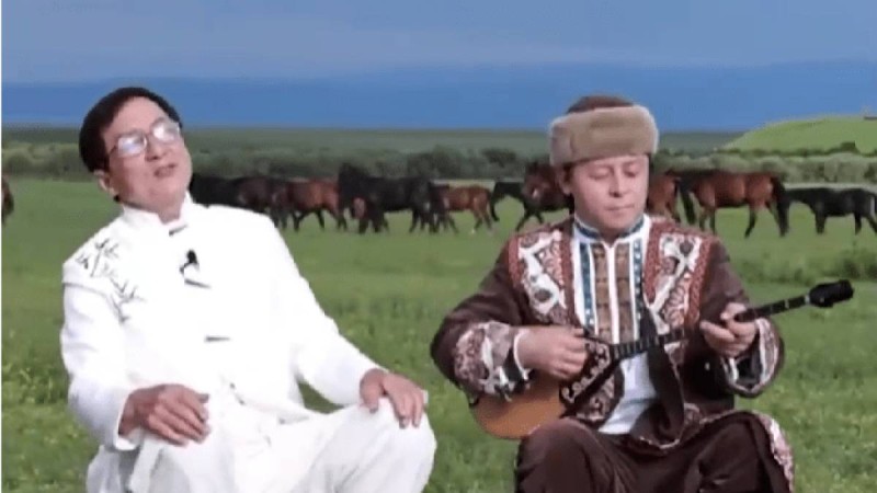Джеки Чан домбыраға қосылып қытайша ән айтты