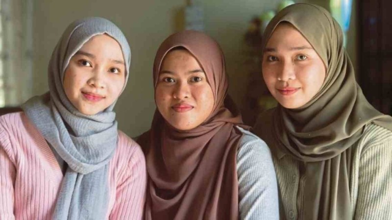 Бір-бірін ешқашан көрмеген егіз қыздар күтпеген жерден кезікті