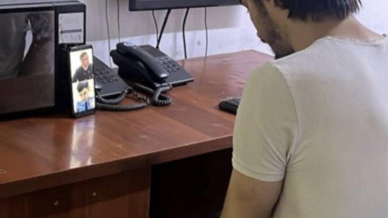 Сауда орталығында кішкентай қызды тепкен шетелдік азамат 2 айға қамалды