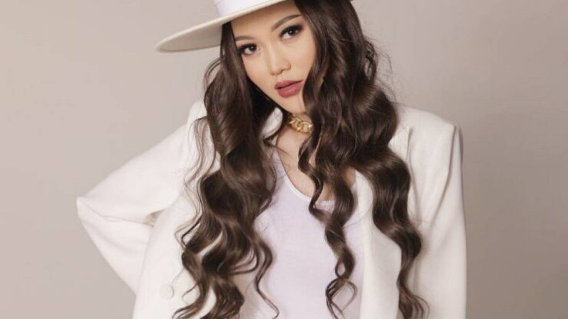 Ерке Есмахан тағы бір жас жігітпен көзге түсті (фото)