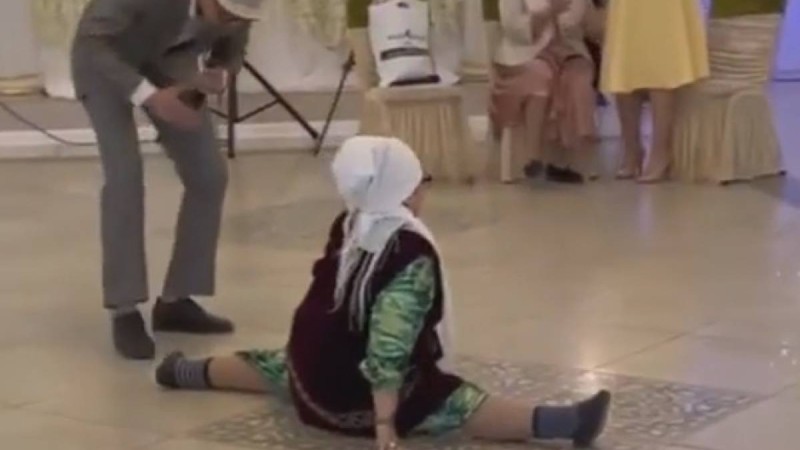 Желі қолданушылары тойда шпагатқа отырған әжеге таң қалды