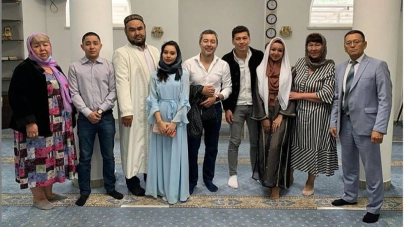 Ақан Сатаев қызын тойсыз және қонақсыз ұзатты