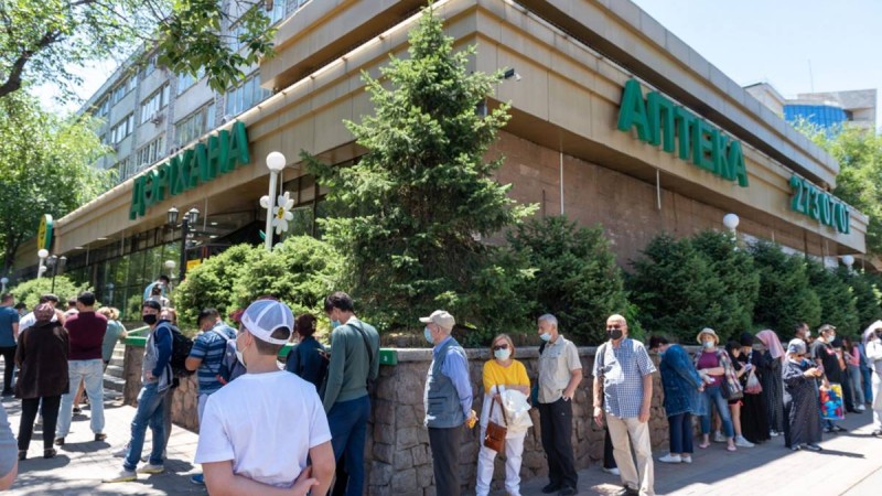 Вирус жұқпай ма: Алматыда дәріхана алдындағы кезек жұртты шошытты (ФОТО)