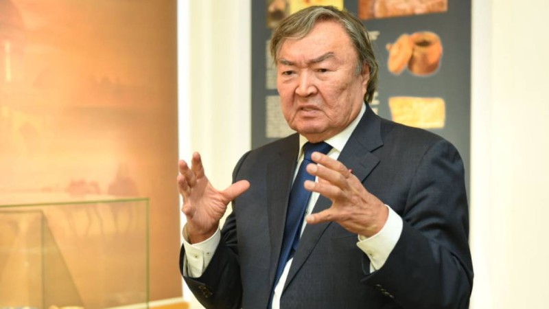Олжас Сүлейменов: орыс тілі қазақ тілімен бір статуста қалуы керек