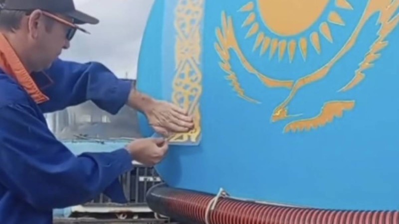 Қазақстан туы говновозда, арандату ма әлде кездейсоқтық па? (ВИДЕО)