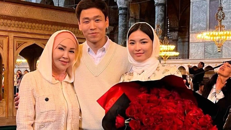 «Келінді болдым»: Айнұр Тұрсынбаева ұлын үйлендірді