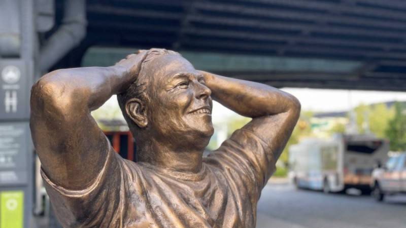 Нью-Йоркта Илон Масктың 50-жылдығына орай мүсін қойылды