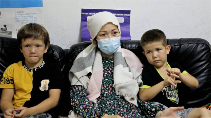 Алматыда қатерлі ісікке шалдыққан ананың төрт баласы аш отыр