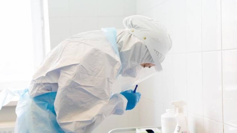 Елде коронавирус жұқтырғандар саны күрт өсіп, тәулікте 2 мыңнан асты