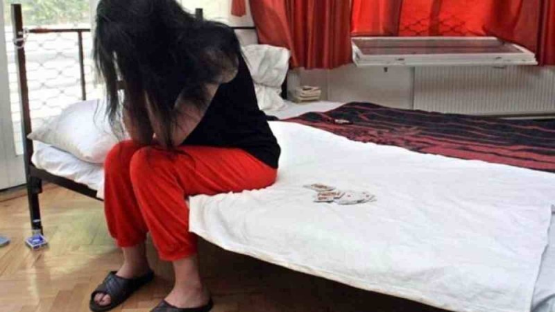 "Жігітіңе өткеніңді айтамын": Ақмола облысында әйел құрбысын жезөкшелікке мәжбүрлеген