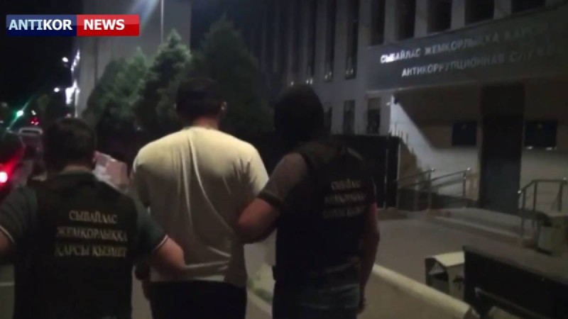 Алматыда шенеуніктің қамауға алынған сәті түсірілген видео пайда болды