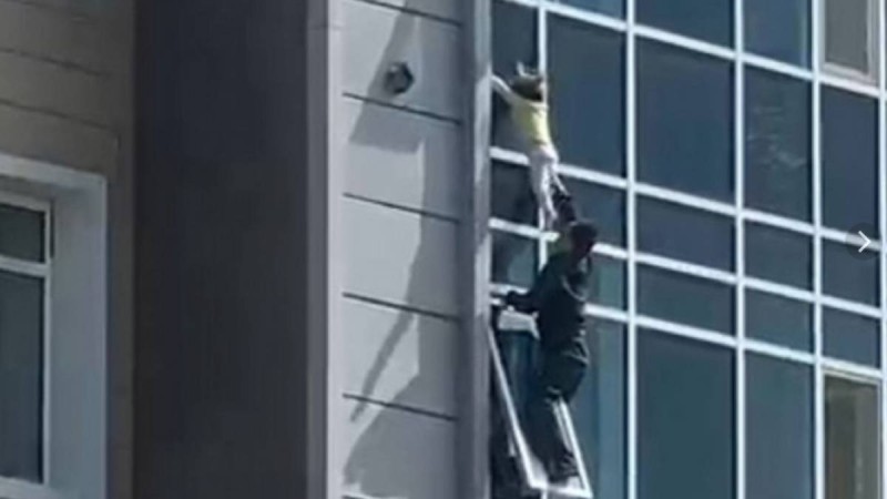 Нұр-Сұлтанда 8-қабаттан құлай жаздаған қызды құтқарған үшінші жігіт табылды