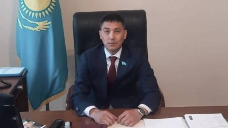 Қару ұстап, мас күйінде ауыл тұрғынына қауіп төндірген депутаттың кім екені белгілі болды