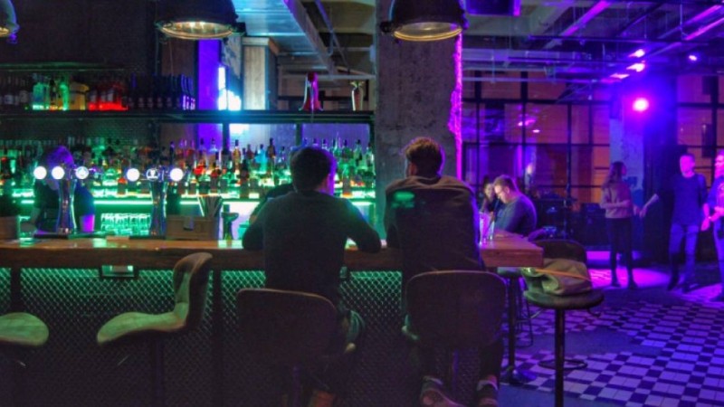 «Нацистер жұмыс істеп жатыр!»: Павлодарда қазақтарды гастро-барға кіргізбеуде