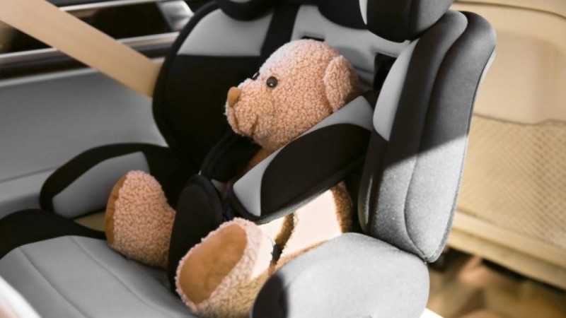 Ата-анасы ұмытып кеткен: Көліктің ішінде екі кішкентай бала көз жұмды