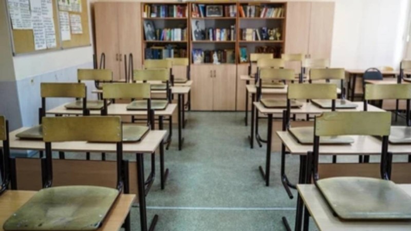 Екі оқушы қыз мұғалімді соққыға жықты - видео