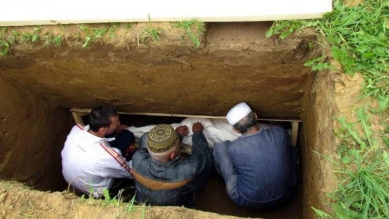 Түркістан облысында азғынның қолынан қаза тапқан қыз жер қойнына тапсырылды