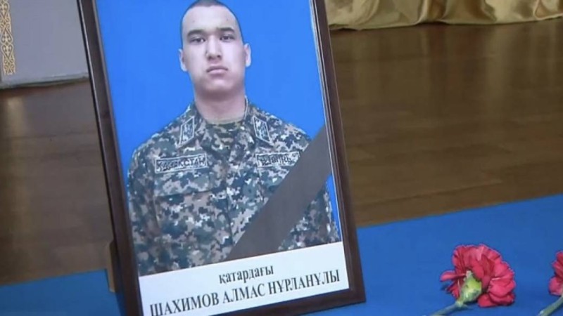 “Пышақ жарақаты, ұрып-соғу іздері, темекі күйіктері” - Марқұм 19 жасар сарбаздың анасы әділдік сұрайды