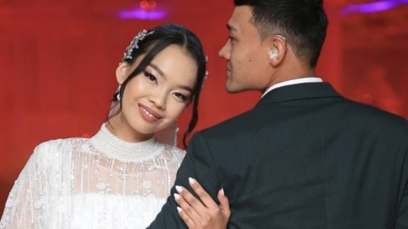 Өлеңді жестпен жеткізген жас жұбайлардың видеосына ел сүйсінді