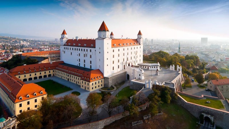 Словакия тоталитарлық коммунистік режимнің қызметіне қатысқандарды жеңілдіктен айырды