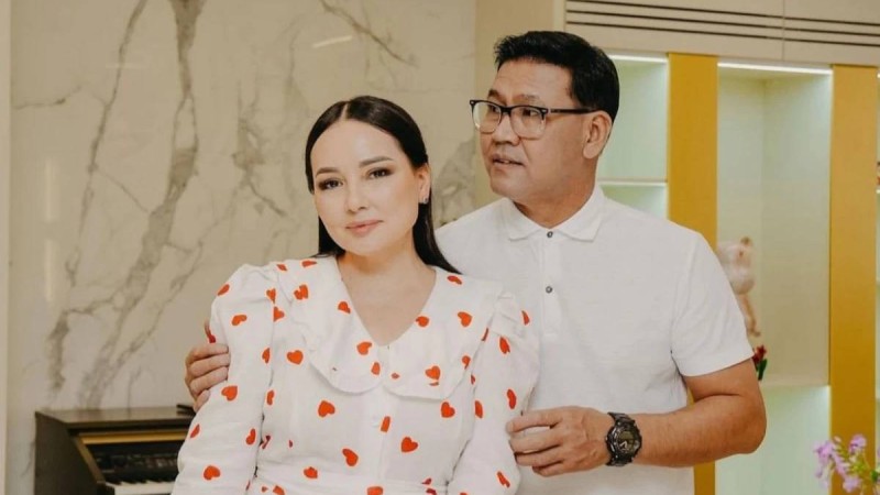 "Үлкен жігіттермен отыруға болмайды": Жазира Байырбекова жары Жанболатпен танысқан кезін есіне алды