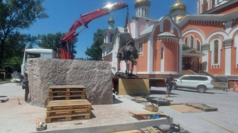 Александр Невскийдің көпті наразы қылған ескерткіші тұғырға қойылды