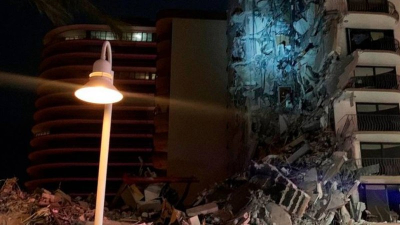 АҚШ-та көпқабатты үй құлап, 100-ге жуық адам қиранды астында қалды (ВИДЕО)