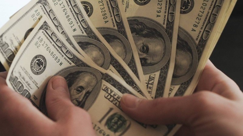 Трамп әрбір американдыққа 600 доллар төлейтін ұлттық бюджетке қол қойды