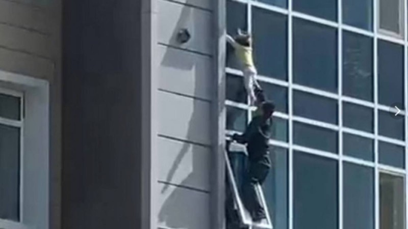 "Барам да, келем деп ойладым": 8 қабаттан құлай жаздаған қыздың анасы көптің көкейіндегі сұраққа жауап берді
