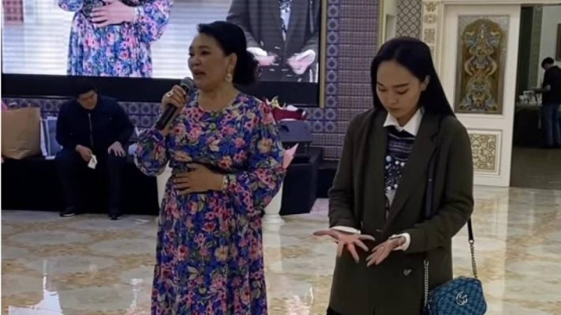 Оқырмандар тойда жалғыз жүрген әншіге таң қалуда: "Жанар Айжанова ажырасқан ба?"