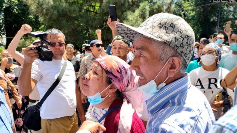 Алматыда полиция ғимараты алдында белсенділер Байболат Күнболатұлын босатуды талап етті