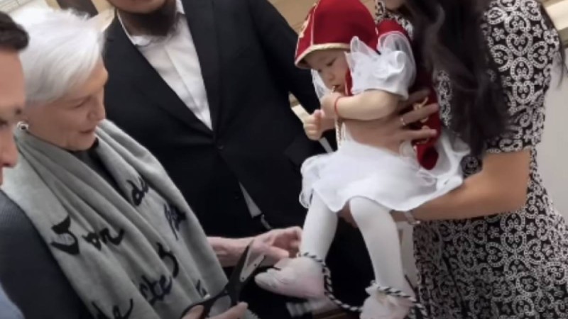 Илон Масктың анасы қазақ баласының тұсауын кесті